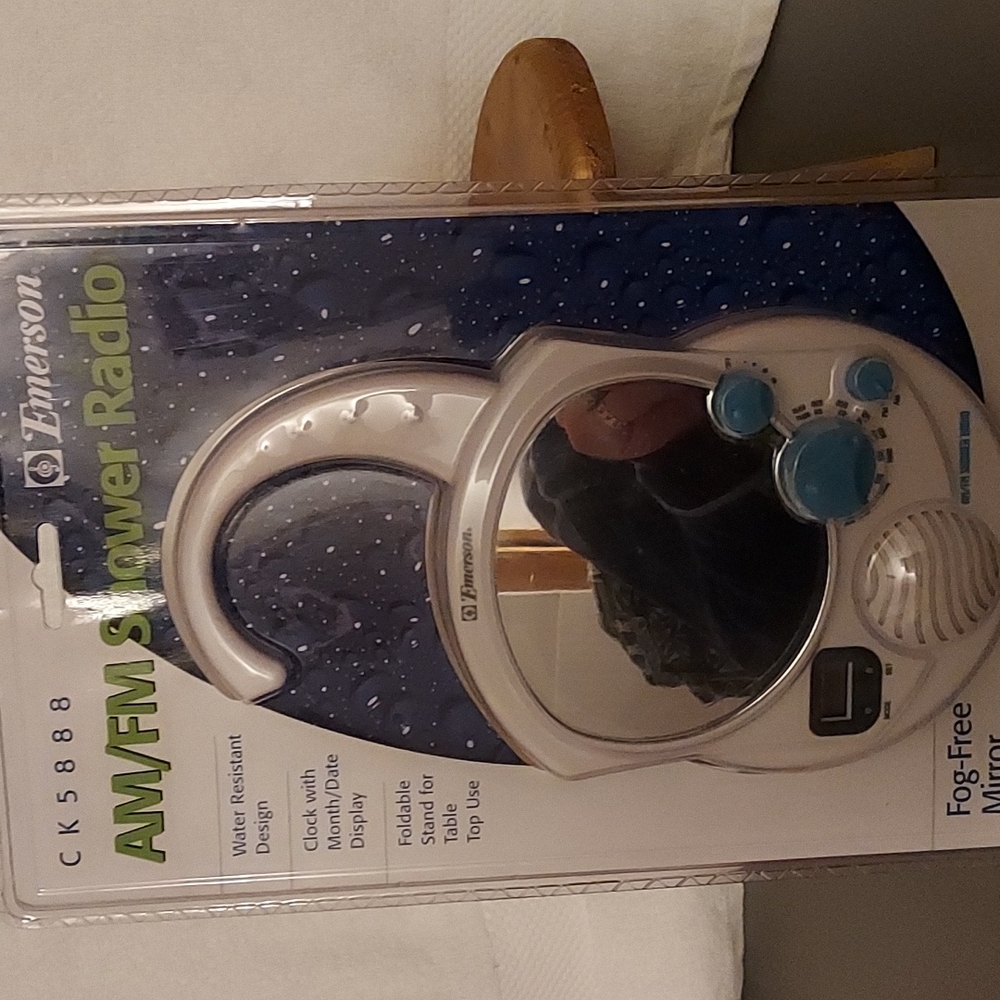 A brand new Emerson mens shower am fm raido